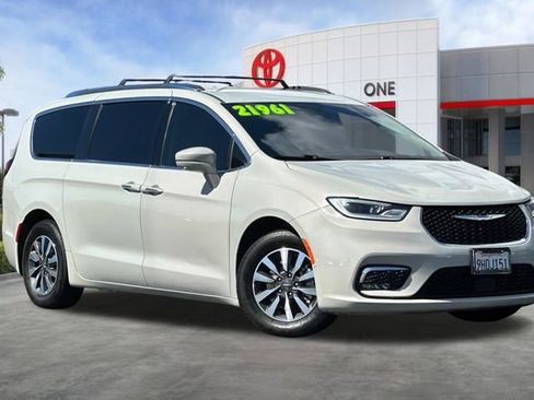 Used 2021 Chrysler Pacifica Touring-L FWD image 2