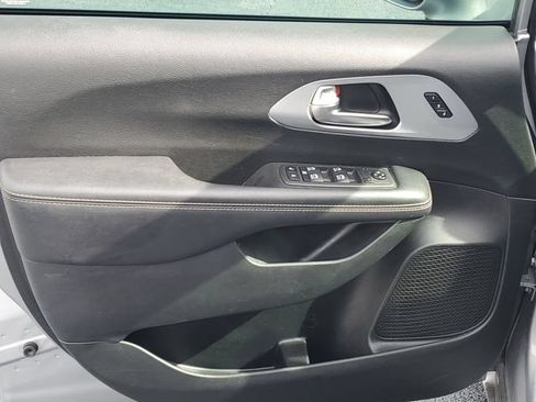 Used 2020 Chrysler Pacifica Touring-L Plus FWD image 9