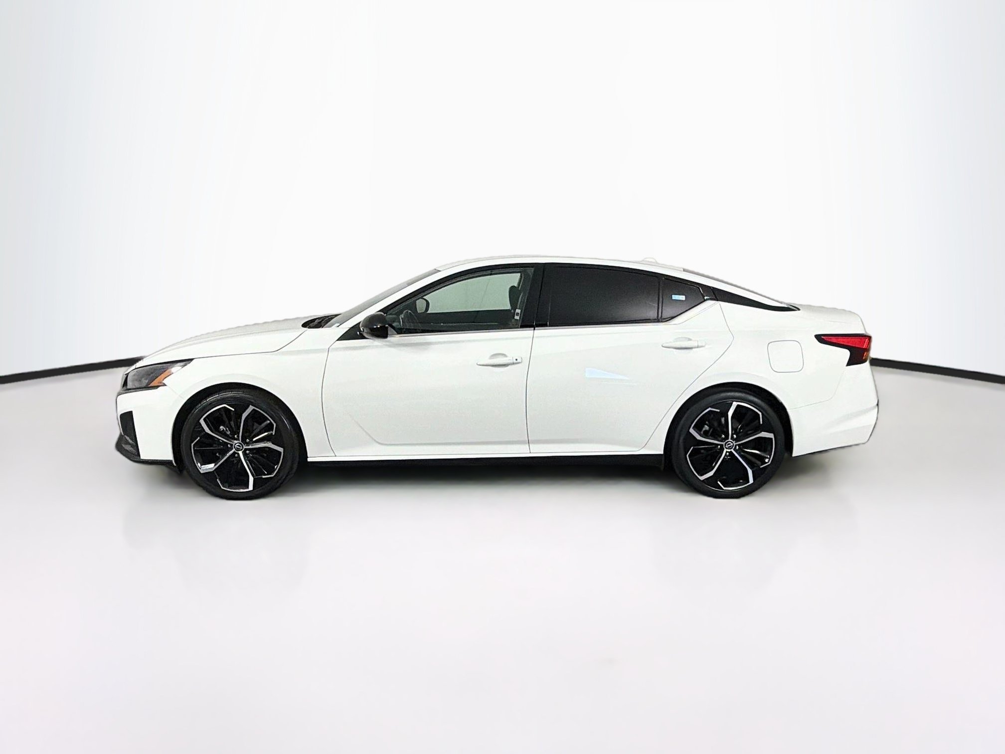 Used 2023 Nissan Altima 2.5 SR FWD image 4