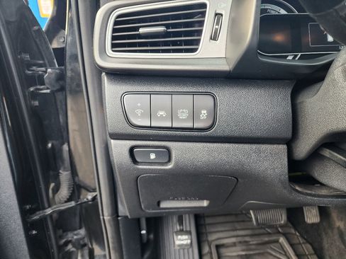 Used 2018 Kia Niro LX image 14