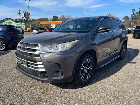 Used 2019 Toyota Highlander LE image 2