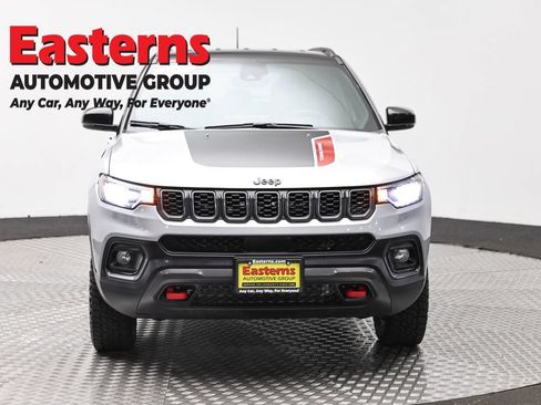 Used 2025 Jeep Compass Trailhawk w/ Trailer Tow Group AWD/4WD image 2