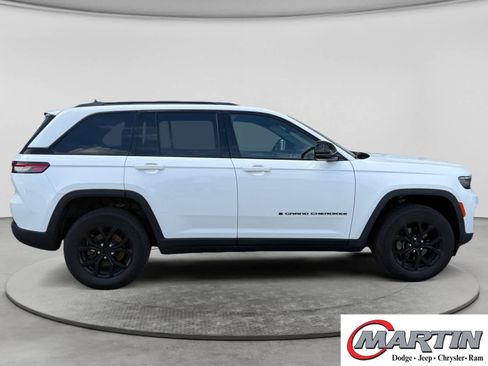 Used 2024 Jeep Grand Cherokee Altitude AWD/4WD image 4