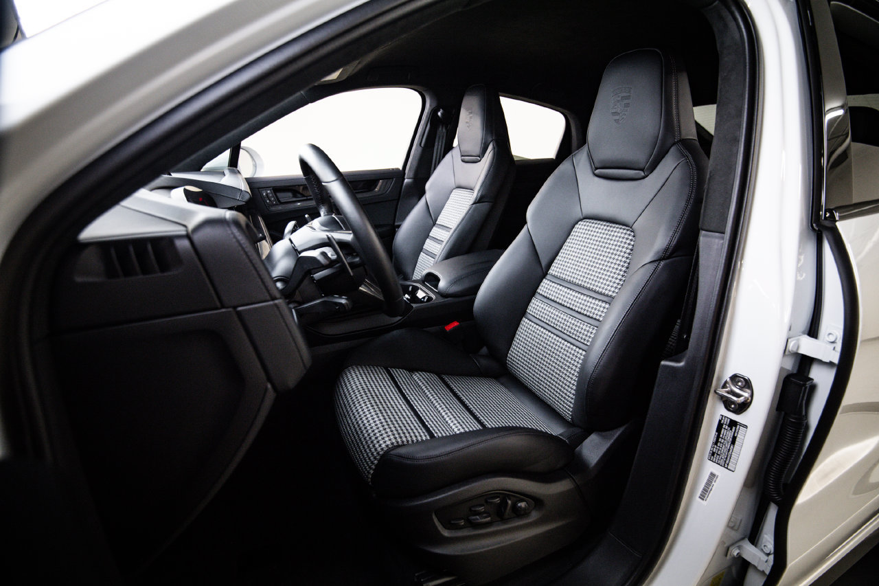 Certified 2026 Porsche Cayenne GTS AWD/4WD image 5