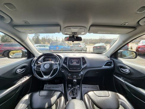 Used 2019 Jeep Cherokee Latitude Plus w/ Cold Weather Group AWD/4WD image 9