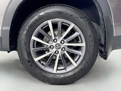 Used 2019 Toyota Highlander XLE AWD/4WD image 9