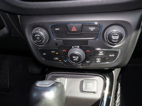 Used 2019 Jeep Compass Latitude FWD image 11