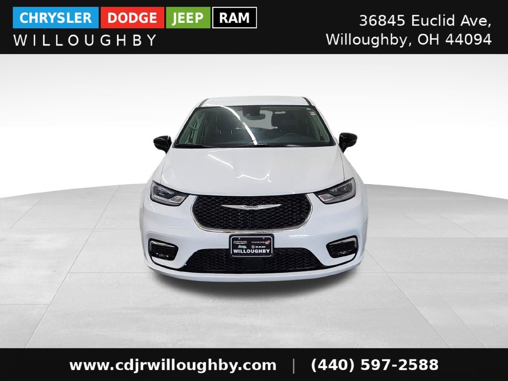 Used 2024 Chrysler Pacifica Touring-L FWD image 2