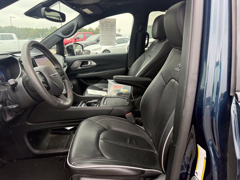 Used 2023 Chrysler Pacifica Limited w/ Uconnect Theater Family Group AWD/4WD image 3