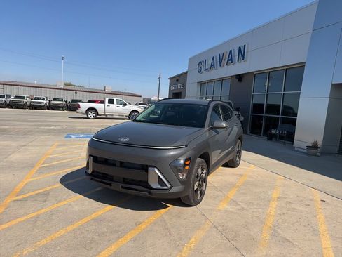 Used 2025 Hyundai Kona SEL AWD/4WD image 3