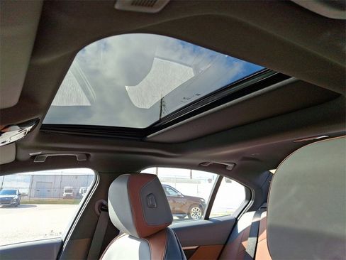 Used 2025 BMW 530i xDrive w/ Premium Package image 13