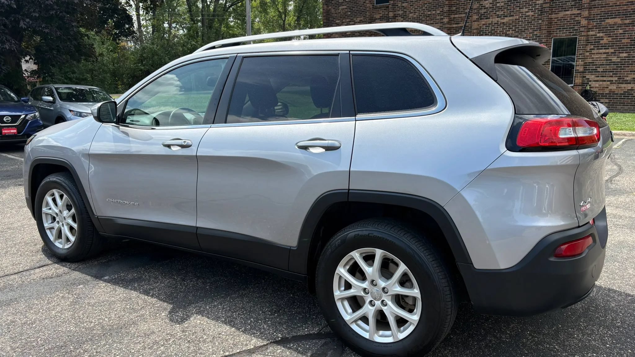 Used 2017 Jeep Cherokee Latitude AWD/4WD image 6