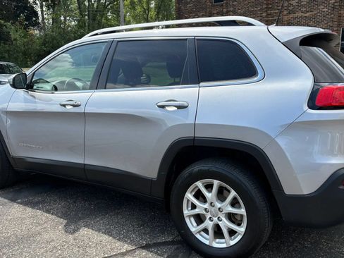 Used 2017 Jeep Cherokee Latitude AWD/4WD image 6