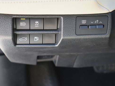 Used 2021 Toyota Avalon XLE w/ Moonroof Package FWD image 22