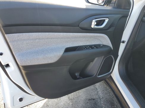 Used 2023 Jeep Compass Latitude image 11