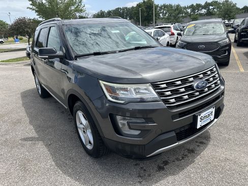 Used 2017 Ford Explorer XLT w/ Equipment Group 202A AWD/4WD image 2