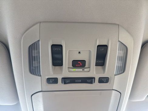 Used 2025 Toyota Highlander XLE AWD/4WD image 38