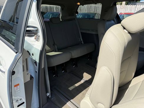 Used 2017 Toyota Sienna XLE w/ XLE Navigation Package AWD/4WD image 86