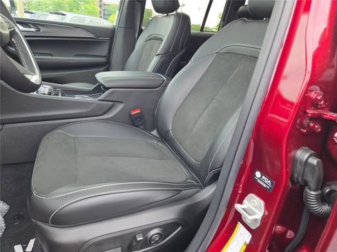 New 2025 Jeep Grand Cherokee Altitude image 25