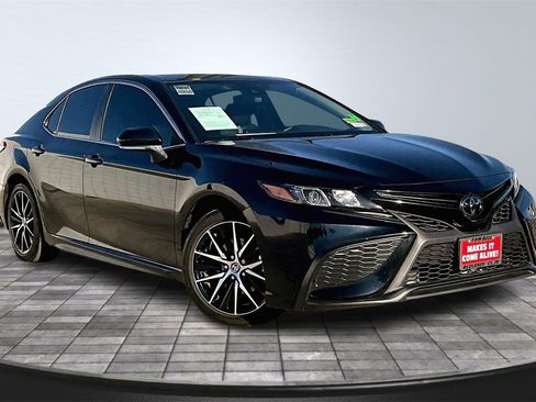 Used 2024 Toyota Camry SE image 2