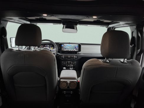 Used 2025 Jeep Wrangler Sahara image 15