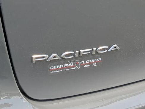 Used 2023 Chrysler Pacifica Touring-L FWD image 13