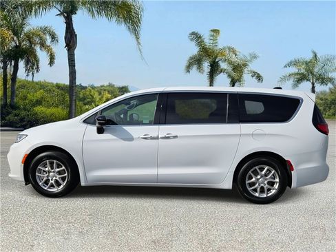 New 2026 Chrysler Pacifica Select image 2
