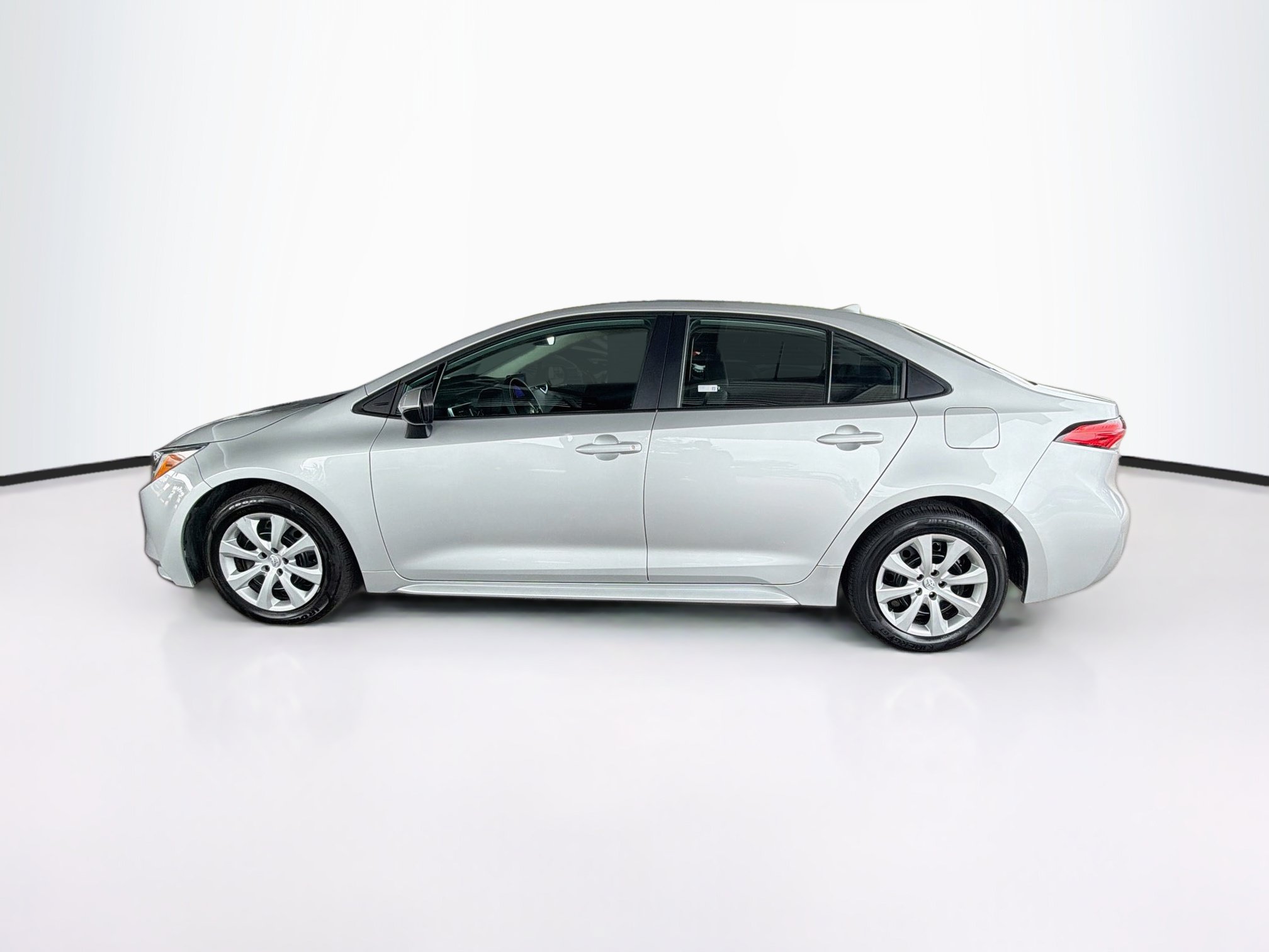 Used 2025 Toyota Corolla LE FWD image 4