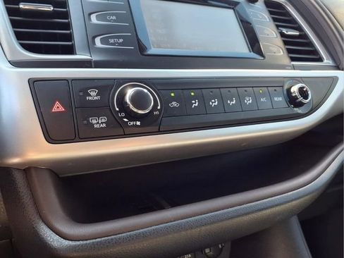Used 2018 Toyota Highlander LE FWD image 19