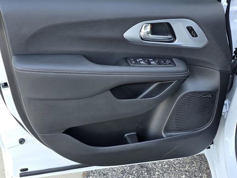 New 2026 Chrysler Pacifica Limited w/ Uconnect Theater Family Group AWD/4WD image 44