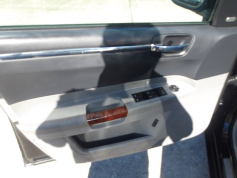 Used 2006 Chrysler 300 C w/ Protection Group II image 18