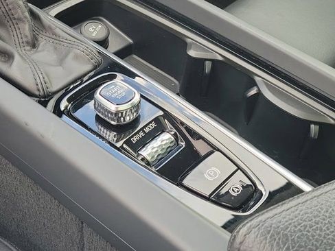 Used 2019 Volvo XC60 T6 Momentum w/ Multimedia Package image 36