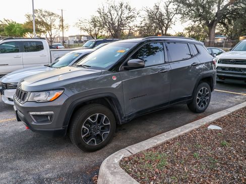 Used 2020 Jeep Compass Trailhawk image 3