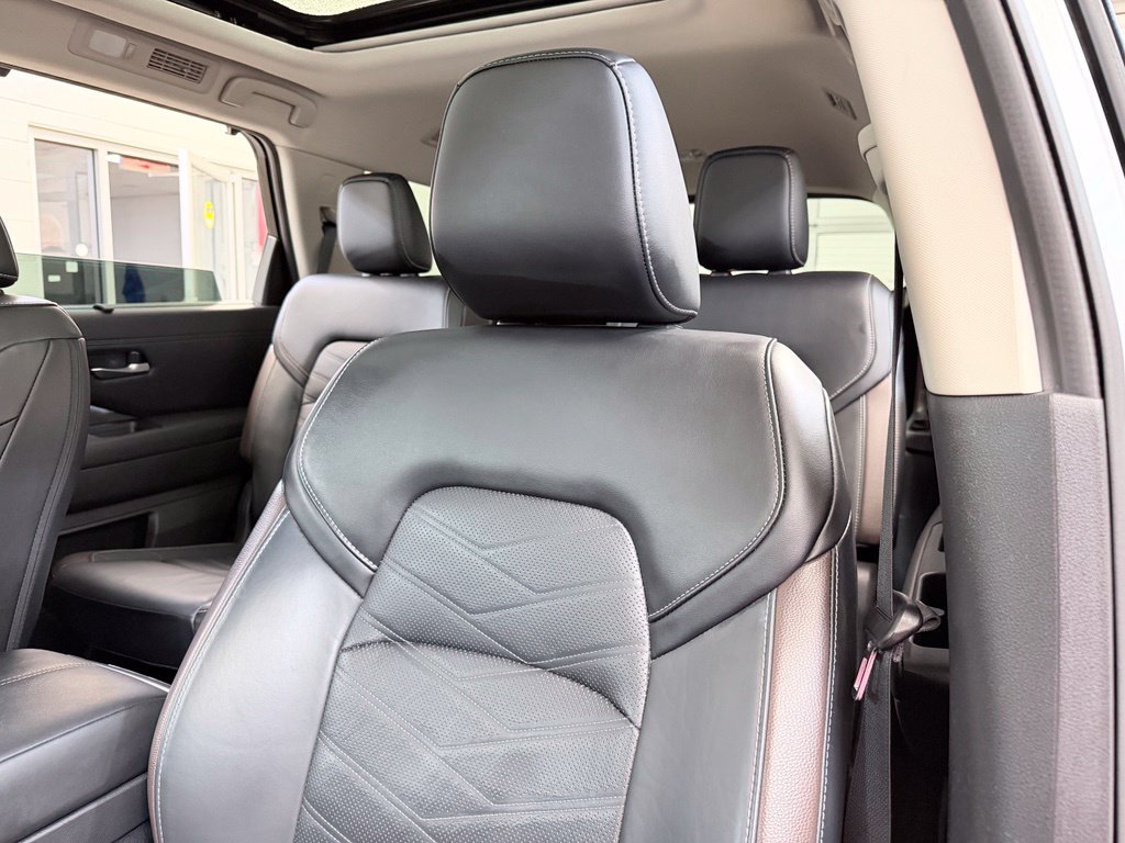 Used 2024 Nissan Pathfinder Platinum AWD/4WD image 16