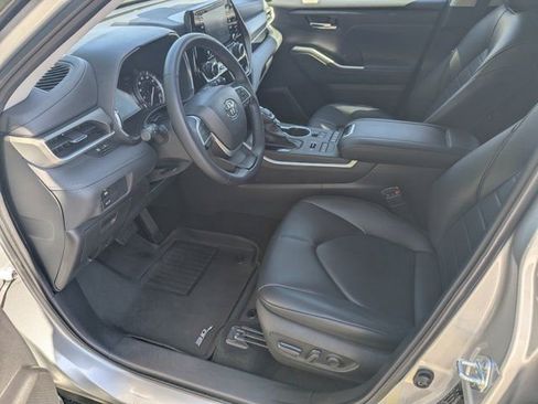 Used 2022 Toyota Highlander XLE AWD/4WD image 9