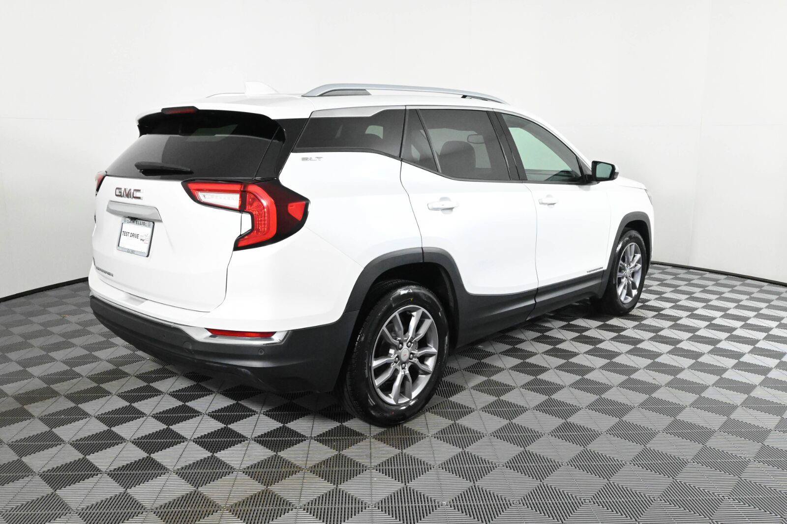 Used 2023 GMC Terrain SLT w/ LPO, Floor Liner Package FWD image 7