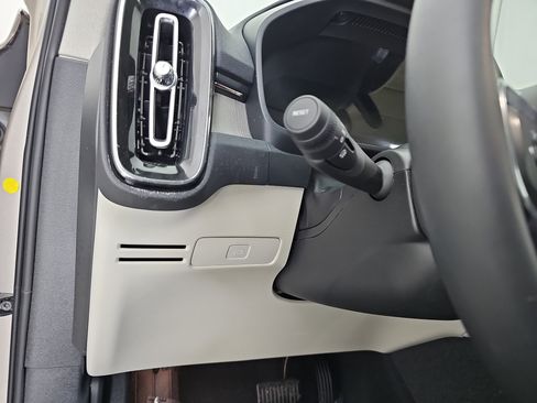 Used 2023 Volvo XC40 B5 Plus image 8