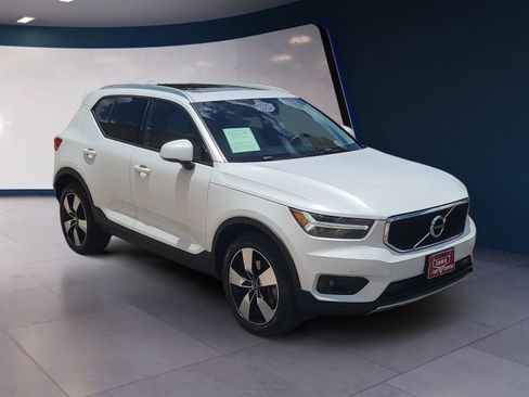 Used 2021 Volvo XC40 T4 Momentum w/ Premium Package FWD image 7