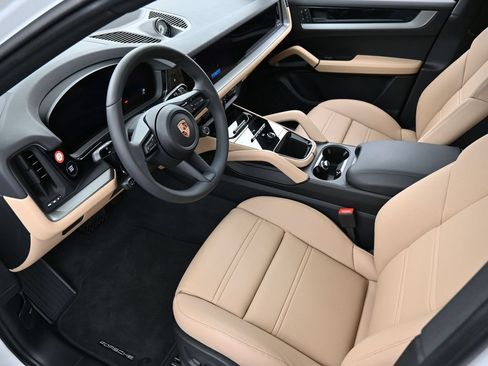 Certified 2025 Porsche Cayenne Coupe AWD/4WD image 4