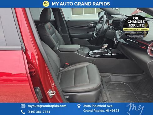 Used 2025 Chevrolet Trax RS FWD image 22