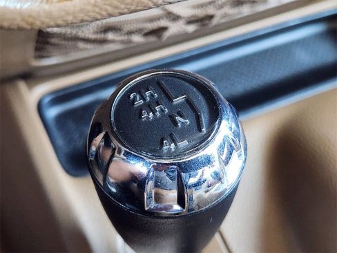 Used 2017 Jeep Wrangler Unlimited Sahara w/ Connectivity Group image 21