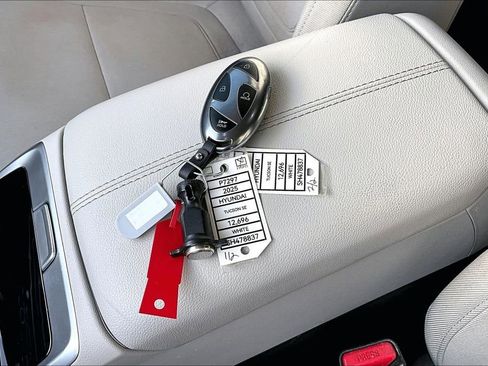 Used 2025 Hyundai Tucson SE image 11