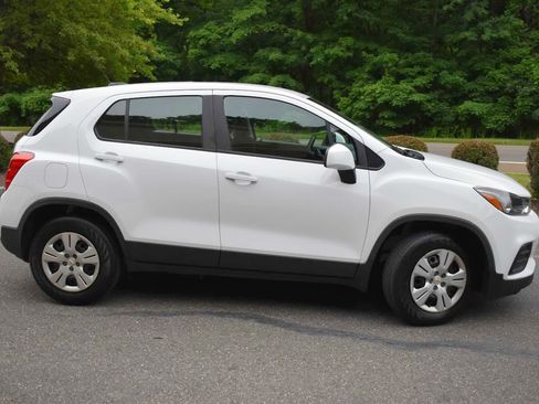 Used 2018 Chevrolet Trax LS FWD image 3
