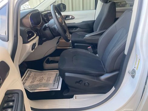 Used 2024 Chrysler Voyager LX FWD image 5