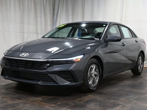 Used 2025 Hyundai Elantra SE image 2