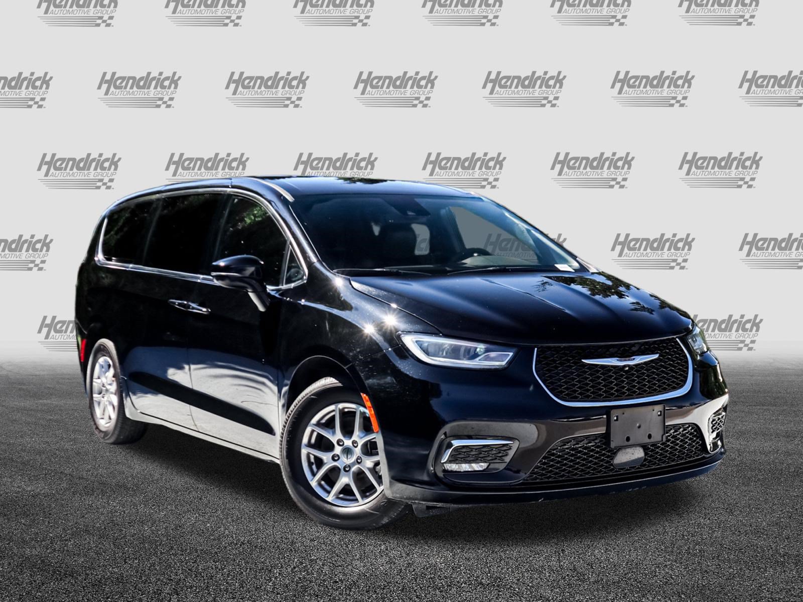 Used 2025 Chrysler Pacifica Select FWD image 2