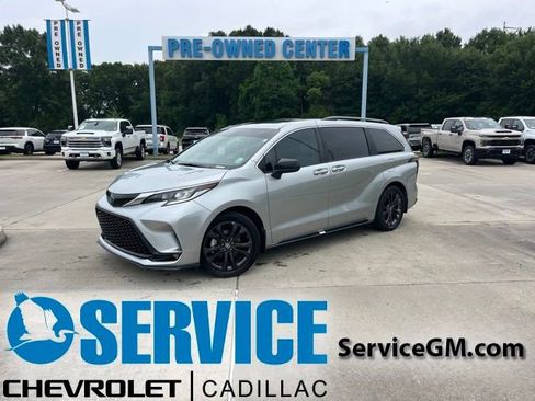Used 2024 Toyota Sienna XSE FWD image 1