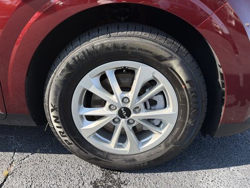 Used 2024 Kia Carnival LX FWD image 10