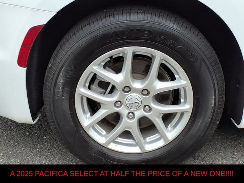 Used 2025 Chrysler Pacifica Select FWD image 8