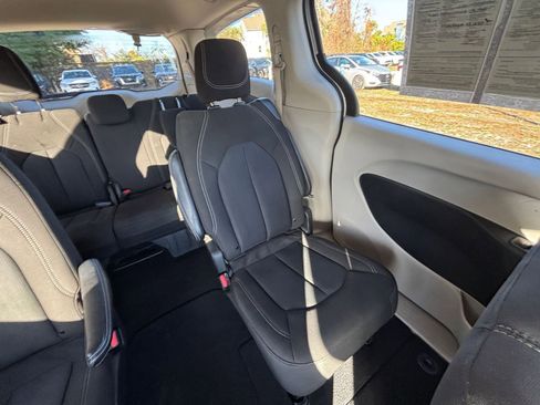 Used 2023 Chrysler Voyager LX image 39